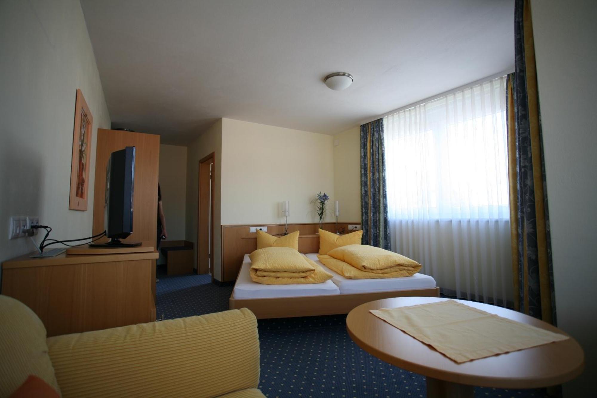 Hotel Linde Pfalz Silz  Buitenkant foto
