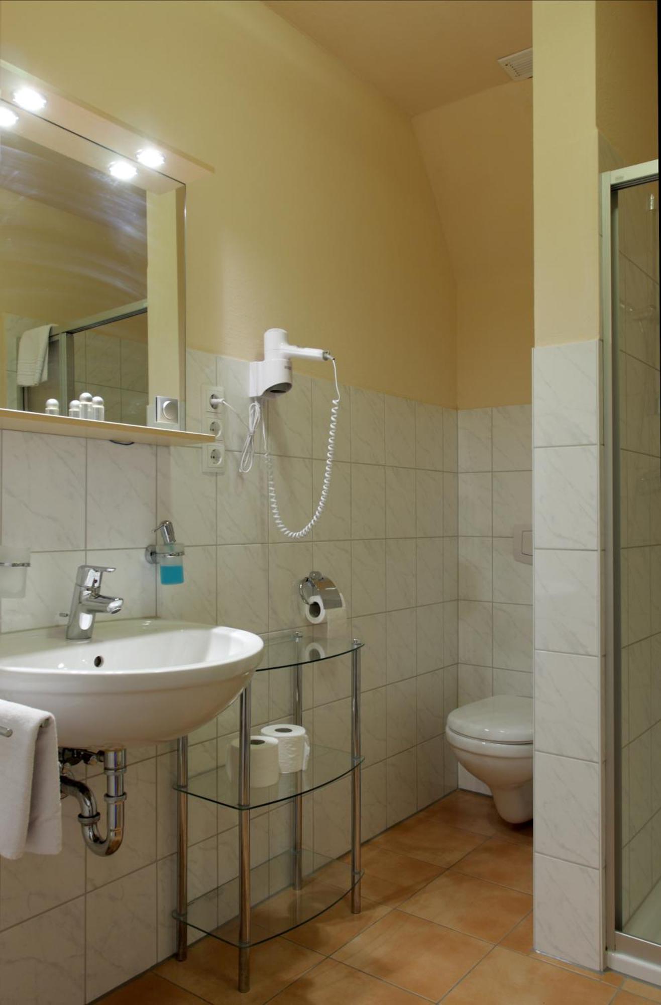 Hotel Linde Pfalz Silz  Buitenkant foto