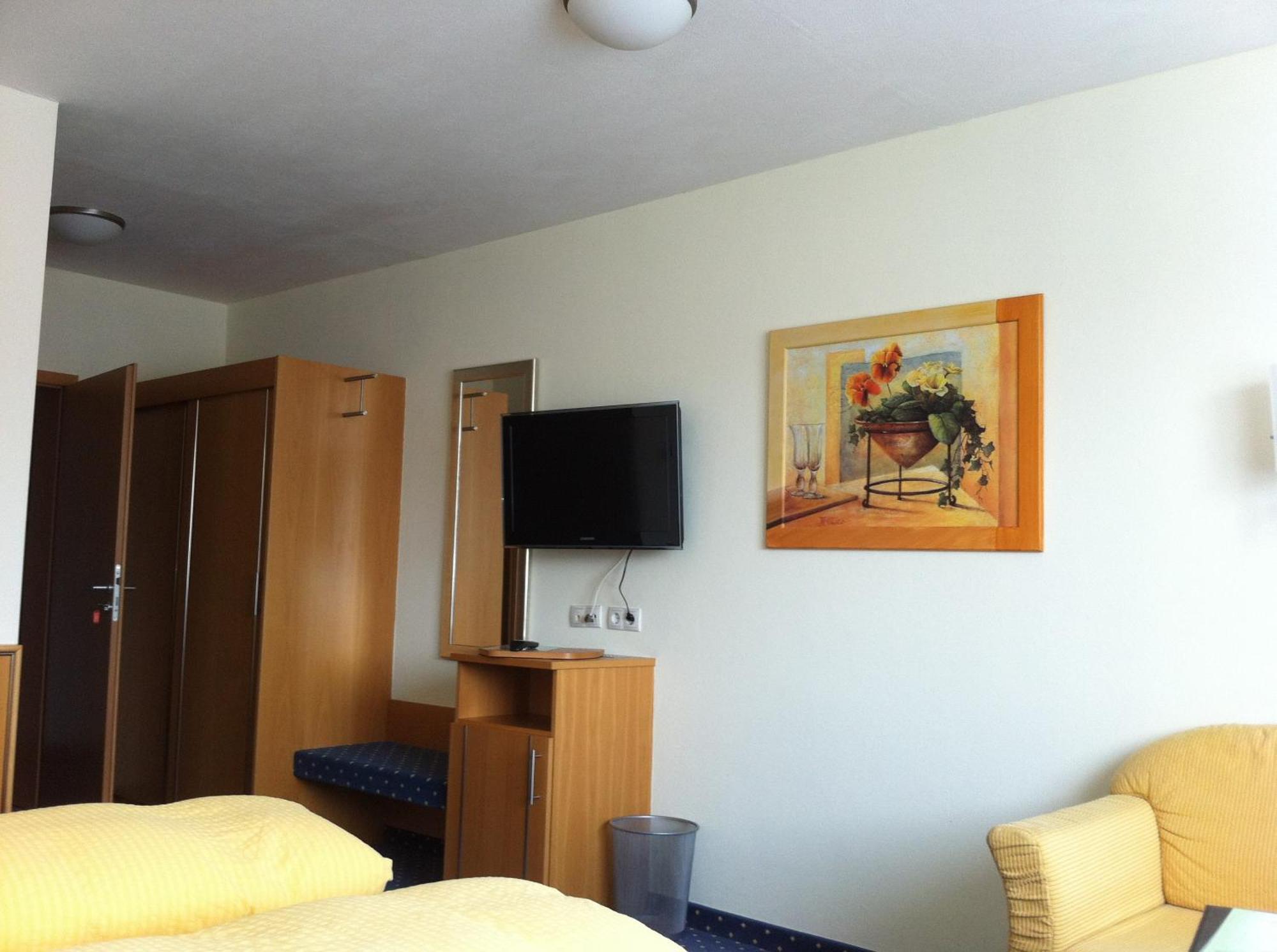 Hotel Linde Pfalz Silz  Buitenkant foto