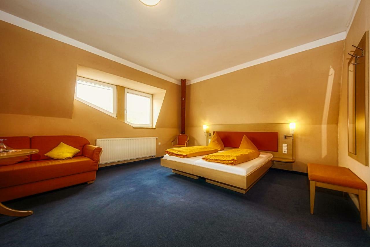 Hotel Linde Pfalz Silz  Buitenkant foto
